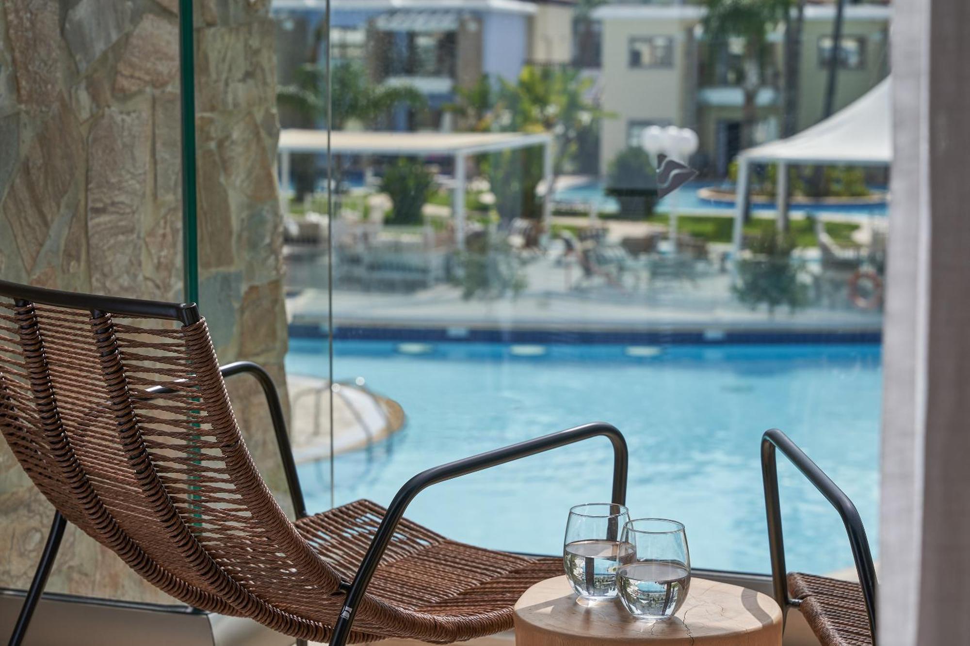 Apartament typu Premium Suite z 1 sypialnią i widokiem na basen